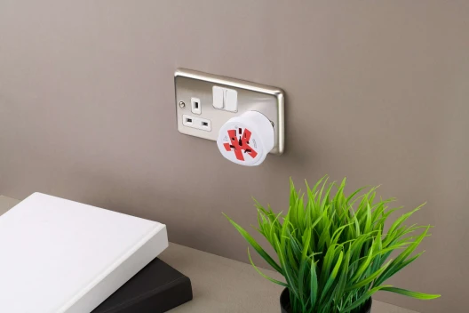 Skross Single Adapter World to UK