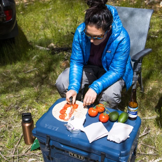 YETI Tundra 45 Kühlbox navy - mit gratis Trinkbecher*
