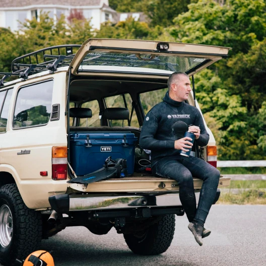 YETI Tundra 45 Kühlbox navy - mit gratis Trinkbecher*